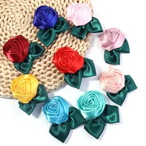 Handgemaakte satijnen rozenbloemen DIY accessoires, levendige kleuren voor haarspelden en broches.