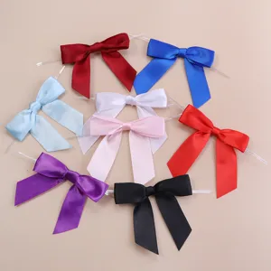Noeuds en ruban de satin coloré avec liens torsadés pour emballage cadeau et décoration fête