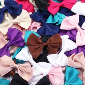Gros plan de nœuds en satin colorés, parfaits pour les accessoires de cheveux faits à la main.