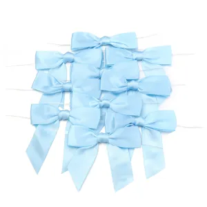 Rubans noeuds en satin bleu clair avec attache fil pour emballage de cadeaux mariage.