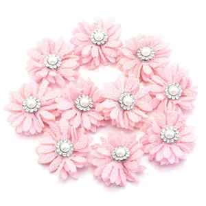 Primer plano de flores de tela rosa con perlas y diamantes de imitación para ropa de bricolaje.