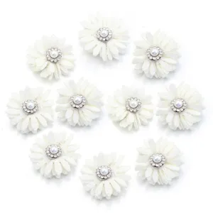 Adornos decorativos de flores de tela blanca con perlas y pedrería para ropa DIY.