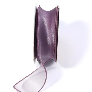 Paarse organza lint detailweergave, doorzichtige visstaart stof voor kadoverpakking.