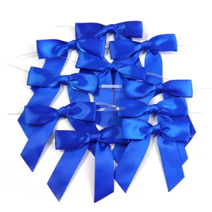 Noeuds en ruban satin bleu avec fil pour boîtes cadeaux, emballages et déco de mariage.
