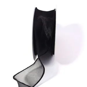 Zwarte organza lint detail close-up, visstaart rand stof rol voor geschenkverpakking