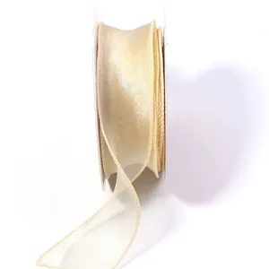Detailopname van champagnekleurige organza lintrol, ideaal voor geschenkverpakking.