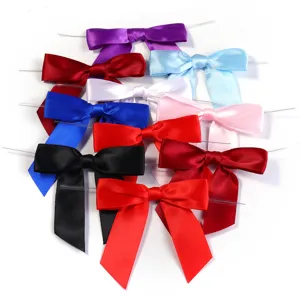 Vue de detail de divers noeuds en ruban de satin colore avec liens metalliques cadeaux.