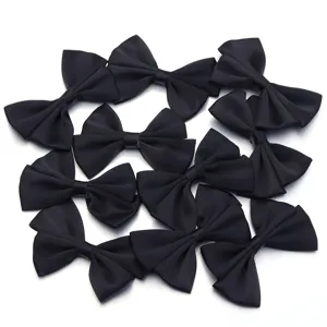 Détail de nœud double en polyester noir pour vêtements et accessoires de bricolage.