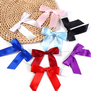 Rubans colorés en polyester avec liens métalliques pour emballage cadeau et déco de fête.