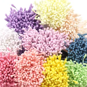 Nahaufnahme bunter künstlicher Blumenstaubblätter, matte Beeren DIY Blumen Zubehör.