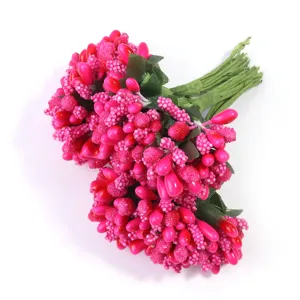 Nahaufnahme Detail künstlicher rosa zweifarbiger Beerenstiele, ideal für DIY-Blumenhandwerk.