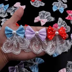 Gros plan de nœuds en dentelle filet à pois colorés avec perles pour loisirs créatifs.