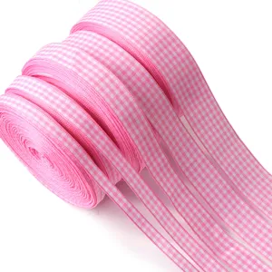 Rotoli di nastro in poliestere a quadri rosa per confezioni regalo e vari progetti fai da te.
