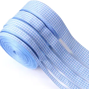 Rotolo di nastro in poliestere a quadri blu e bianco per confezioni regalo e fai da te.