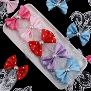 Gros plan détaillé de nœuds papillon en dentelle et perles à pois pour accessoires DIY.