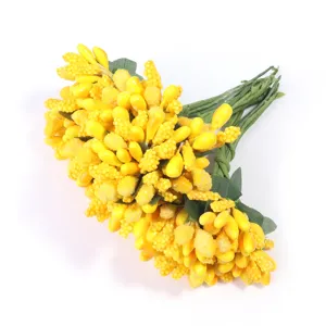 Detailaufnahme gelber künstlicher Beerenstängel, perfekte DIY Blumen Stempel Zubehör Details.