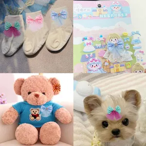 Gros plan de détails de nœuds en résille et dentelle pour pinces à cheveux et chaussettes.