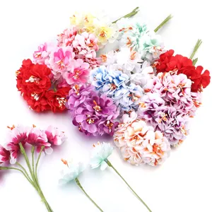 Detalle en primer plano de ramo de flores artificiales de tela colorida para manualidades.
