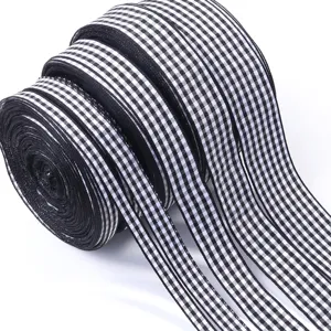 Rotolo di nastro a quadri bianco e nero, ideale per confezioni regalo e accessori fai-da-te.