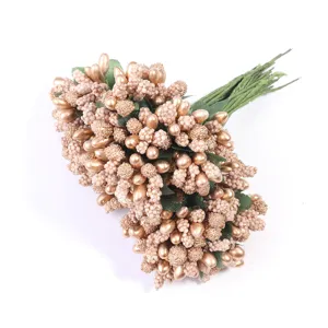Künstlicher Beeren Blumenstrauß Detailansicht, matte Blumenknospe für DIY Basteln.
