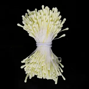 Nahaufnahme gelber künstlicher Blumenstaubblätter mit Streichholzkopf für DIY-Basteldetails.