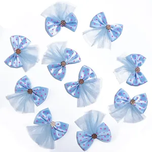 Gros plan sur les nœuds en tulle à pois bleus pour accessoires de pinces à cheveux DIY.