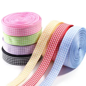 Rotoli di nastro in poliestere a quadretti colorati per confezioni regalo e fiocchetti.