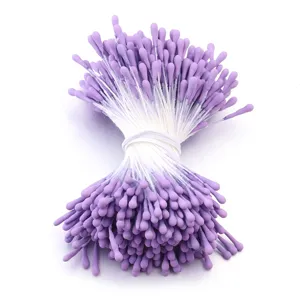 Nahaufnahme Detail von lila künstlichen Blumenstaubblättern, mattes Design für DIY Handwerk.