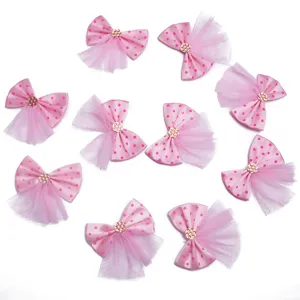 Détail de nœuds en tulle à pois roses, idéal pour pinces à cheveux DIY et accessoires de vêtements.