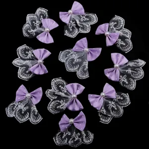 Vue rapprochée de nœuds à pois violets avec dentelle blanche pour accessoires de bricolage.