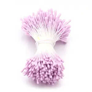 Nahaufnahme der hellvioletten doppelköpfigen matten künstlichen Blumenstaubblätter DIY.