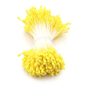 Nahaufnahme von gelben künstlichen Blumenkünstchen Streichholzkopf DIY Basteln Zubehör