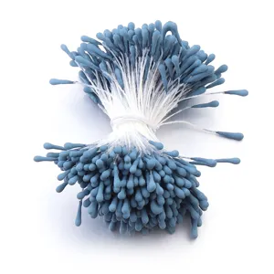 Detaillierte Nahaufnahme von blauen, matten DIY-Blumenstaubblättern für handgefertigte Gestecke.
