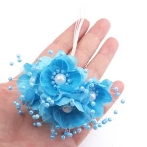 Ramo de flores artificiales de tela azul con centro de perlas, ideal para boda DIY y hogar.