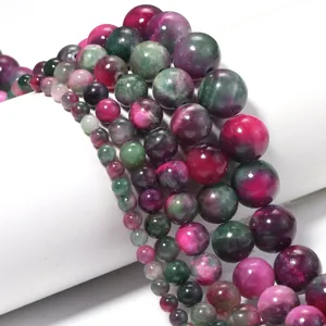 Dettaglio perle tonde in pietra preziosa colorata per creazione di gioielli fai da te.