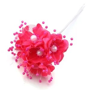 Primer plano de detalles de flores de tela artificial rosa con estambres de perla para manualidades