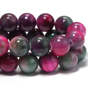 Dettaglio in primo piano di perline rotonde in agata multicolore per gioielli fai da te.