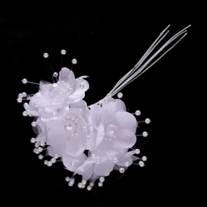 Ramo de flores de tela artificial blanca con estambres de perlas, ideal para decoración de bodas.
