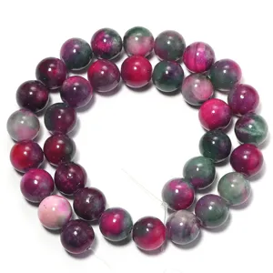 Dettaglio di perline tonde in agata colorata per accessori di creazione di gioielli fai da te.