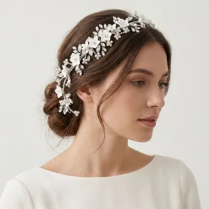 Delicaat bruidshaarstuk met keramische bloemen, parels en schitterende strass-steentjes.
