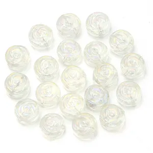 Detailansicht von schimmernden Glasrosenperlen, transparenten Blumenperlen für DIY-Schmuckherstellung.