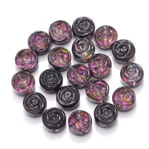 Nahaufnahme von galvanisierten Glasperlen mit Rosenmotiv für Armbänder und Halsketten.