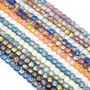Bunte galvanisierte Glaswuerfelperlen Detail Nahaufnahme fuer atemberaubenden Schmuck.