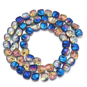 Detailaufnahme von bunten elektroplattierten Glasquadratperlen für DIY Schmuck Zubehör.