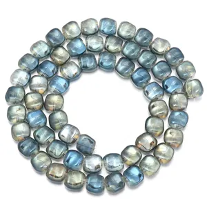 Nahaufnahme von galvanisierten quadratischen Glasperlen für DIY-Schmuckzubehör Accessoires.