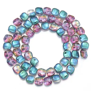 Nahaufnahme von galvanisierten irisierenden quadratischen Glasperlen für DIY Schmuck.