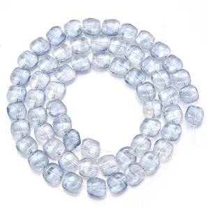 Blaue transluzente quadratische Glasperlen fuer DIY Armhaendler und Ketten im Detail