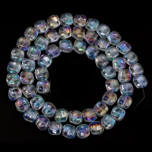 Detaillierte Nahaufnahme von galvanisierten AB Regenbogen Glas quadratischen Perlen für DIY Schmuck.