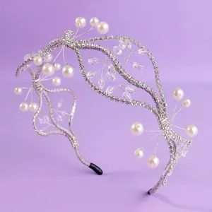 Serre-tete de mariage elegant en perles et strass pour seances photo et vacances romantiques.