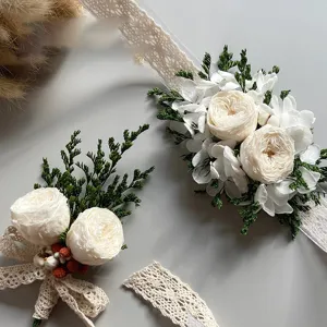 Corsage en polsbloem set voor bruid in Koreaanse stijl met witte rozen en kanten lint.